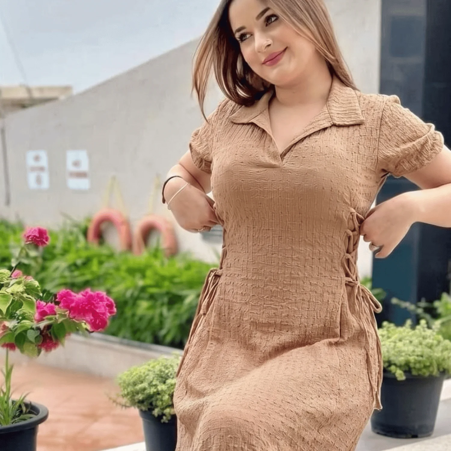 فستان راقي باللون البني مع أربطة جانبية عصرية