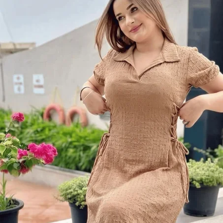 فستان راقي باللون البني مع أربطة جانبية عصرية