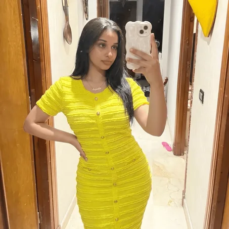 فستان أصفر راقي بتفاصيل أزرار ذهبية 💛✨