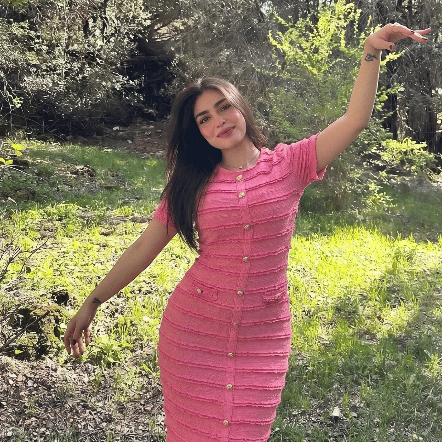 فستان وردي راقي بتفاصيل أزرار ذهبية 🌸