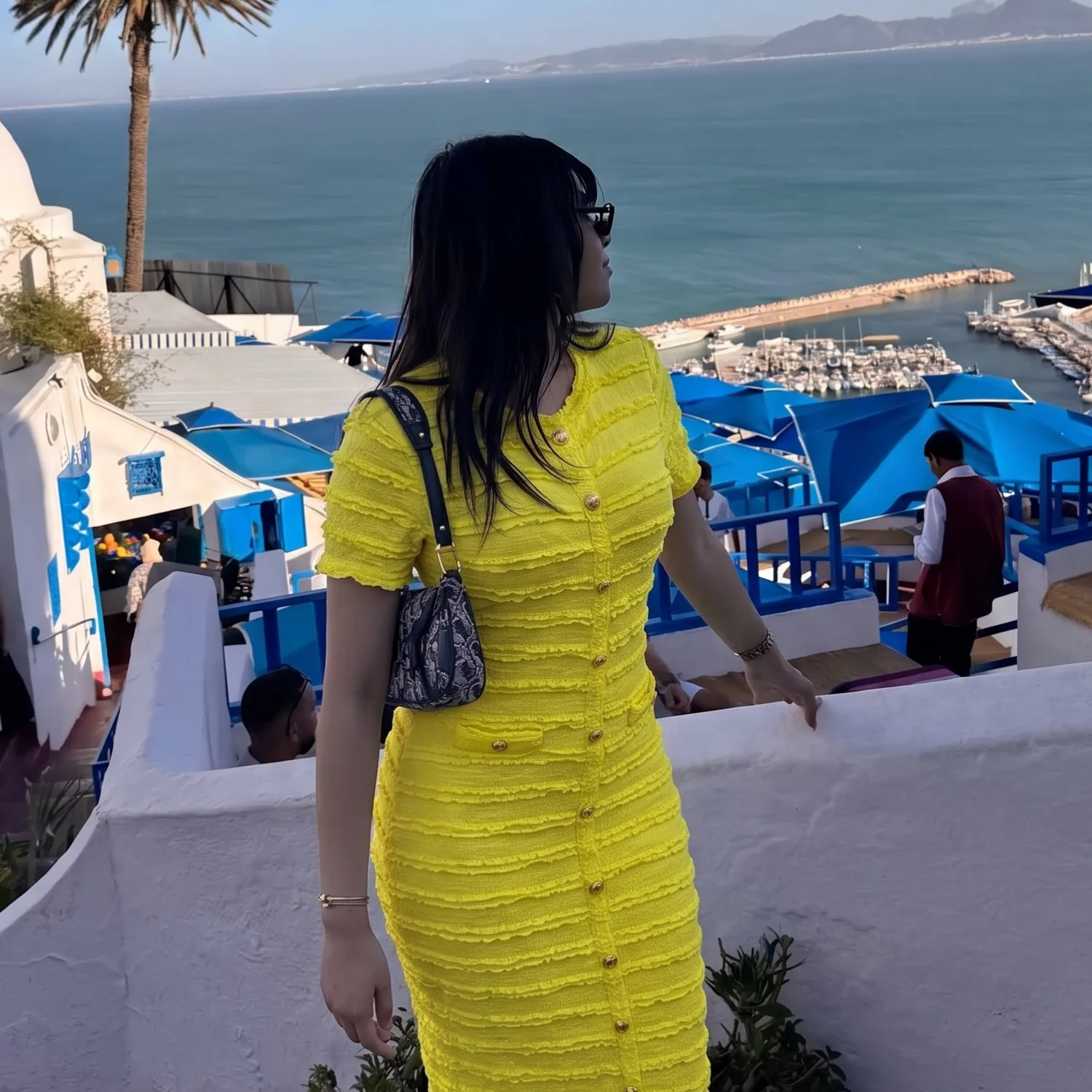 فستان أصفر راقي بتفاصيل أزرار ذهبية 💛✨