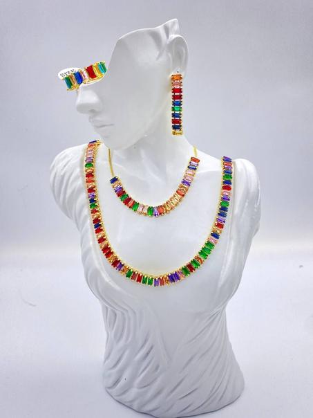 Look complet : Copeaux d'oreille, bracelet et sceau de différentes formes et de différentes couleurs