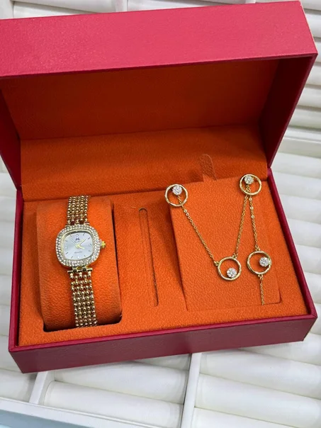 l'ensemble montre et bijoux