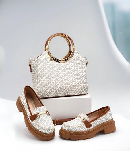 حذاء نسائي وحقيبة يد