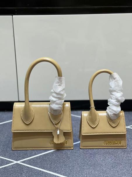 Le grand Chiquito Large leather handbag.