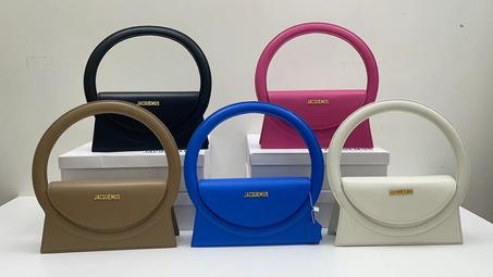 Le sac Rond Circle purse.