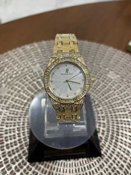 ​  للنساء (Audemars Piguet) ساعة