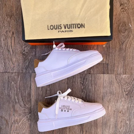 حذاء رجالي أنيق باللون الأبيض الناصع – جودة ممتازة وتصميم عصري