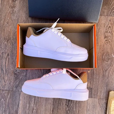 حذاء رجالي أنيق باللون الأبيض الناصع – جودة ممتازة وتصميم عصري