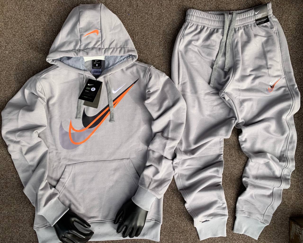NIKE.GRIS