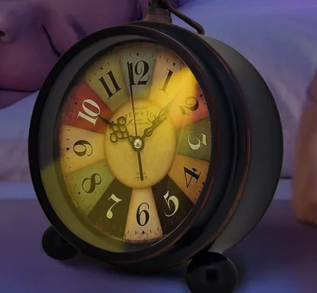 ساعة منبه بمكتب من كونيغسورك، تعمل بالبطارية (نمط سكون)،