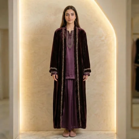 طقم "سهرة النجوم": طقم عباية مخمل ملكي مع فستان ساتان موراندي 🖤✨