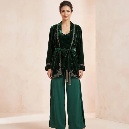 طقم مخمل أخضر بثلاث قطع بإطلالة عصرية أنيقة