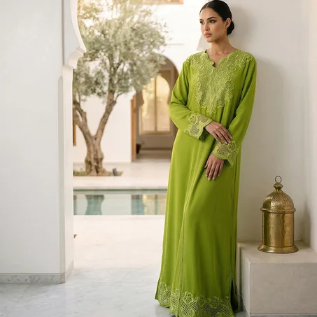 جلابة خضراء مطرزة بالدونتيل بإطلالة أنيقة وفاخرة