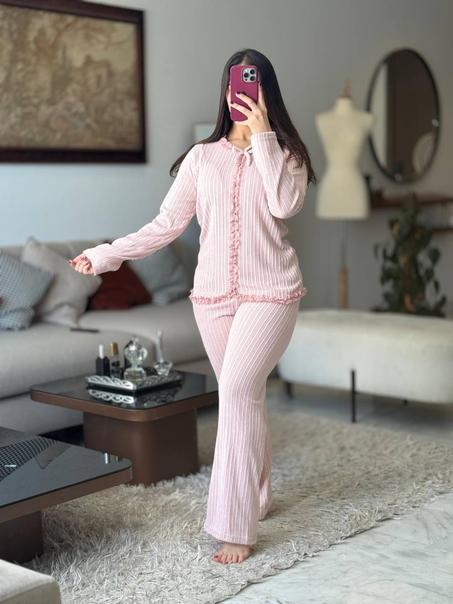 بيجامة بتصميم راق ولمسات فاخرة