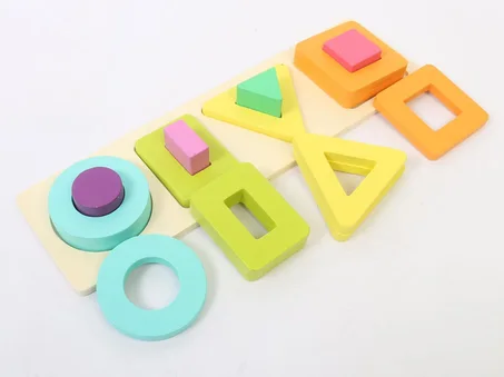 لعبة تحدي تركيب وإفراغ الأشكال الهندسية