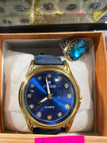 ساعة أنيقة بتصميم فاخر ✨ تضيف لمسة مميزة إلى أسلوبك."