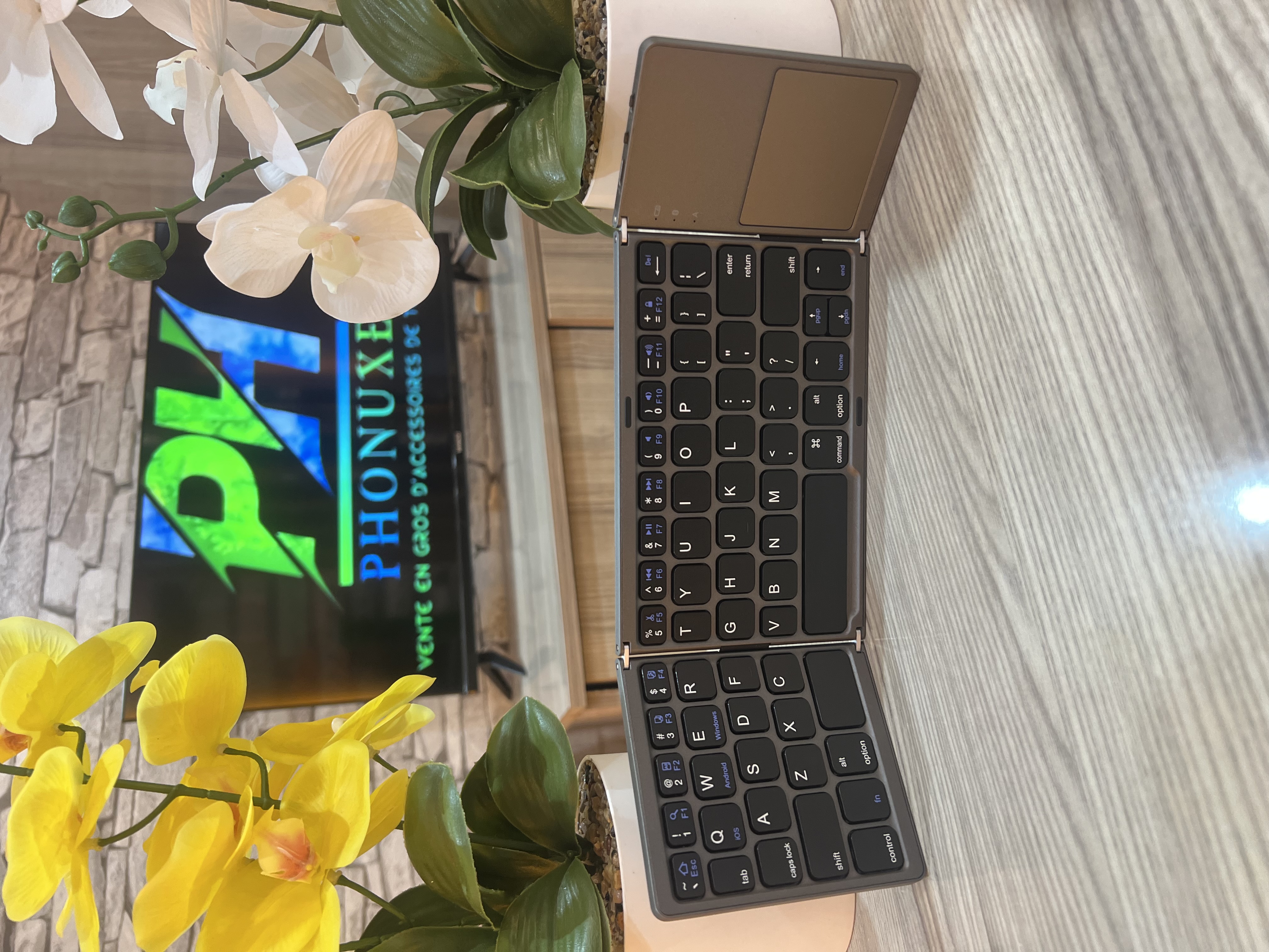 FOLDING CLAVIER WITH TOUCHPAD