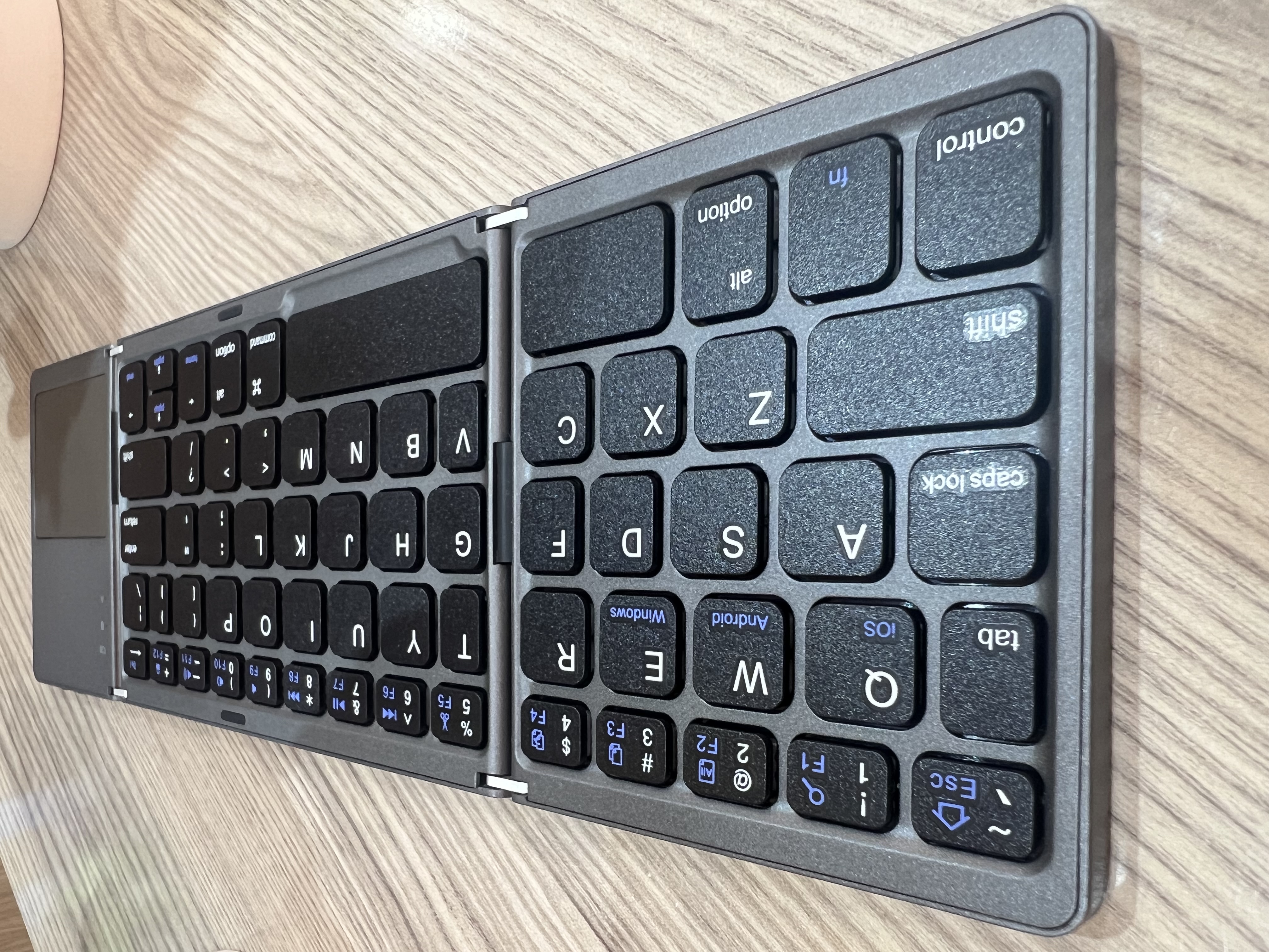 FOLDING CLAVIER WITH TOUCHPAD