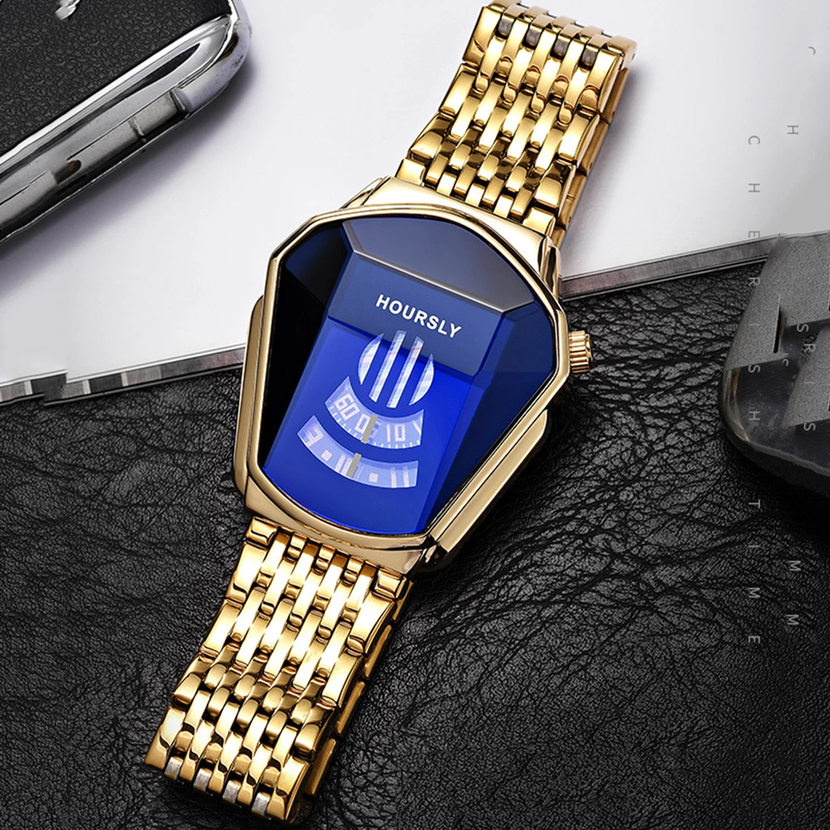 Hoursly Herren Quarzuhr – Wasserdicht, Motorrad-Stil, Trendiges Design, Goldfarben