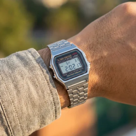 Retro Digitaluhr in Silber – Der 80er Jahre Kult-Look inkl. Premium Box