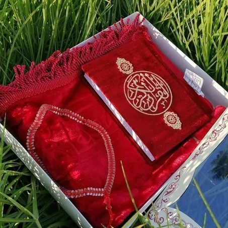 طقم هدية مصحف برواية ورش مغلف بالمبرة + سجادة مبرة عالية الجودة + التسبيح