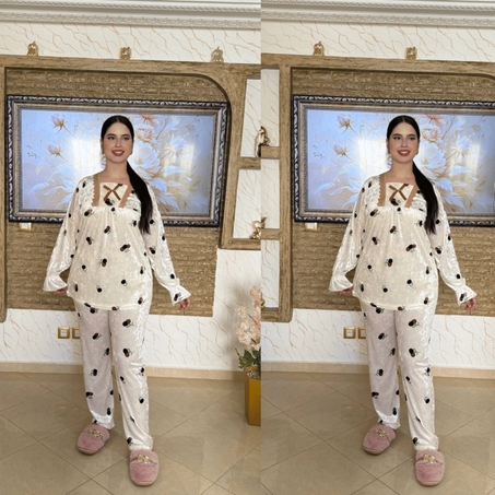 الجدييييد والحصري  بيجامة أنيقة توب  ممبرة مراية بيجامة فخمة و انيقة تجمع بين الدفء والأناقة، مثالي لفصل الخريف والشتاء.