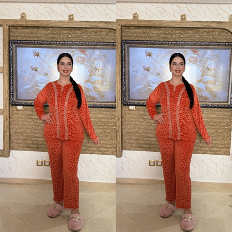 الجدييييد والحصري  بيجامة أنيقة توب ممبرة محفرة بيجامة مميزة و رائعة، يجمع بين الدفء والأناقة، مثالي لفصل الخريف والشتاء.