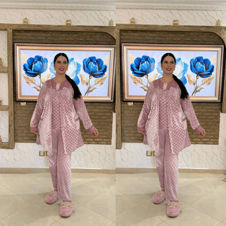 الجديييييد سيدتي   تألقي في حلة جديييدة  طقم بيجامة  متكون من  3 قطع  موضيل أكتر أكتر من رائع   بنوار حزام + بيجامة 2بياس رائعة جدا  خامة التوب عالية  الجودة  توب  مبرة عالية الجودة