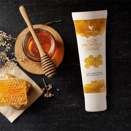 كريم Aloe Propolis Creme مع احمر الشفاه كهذية🔥