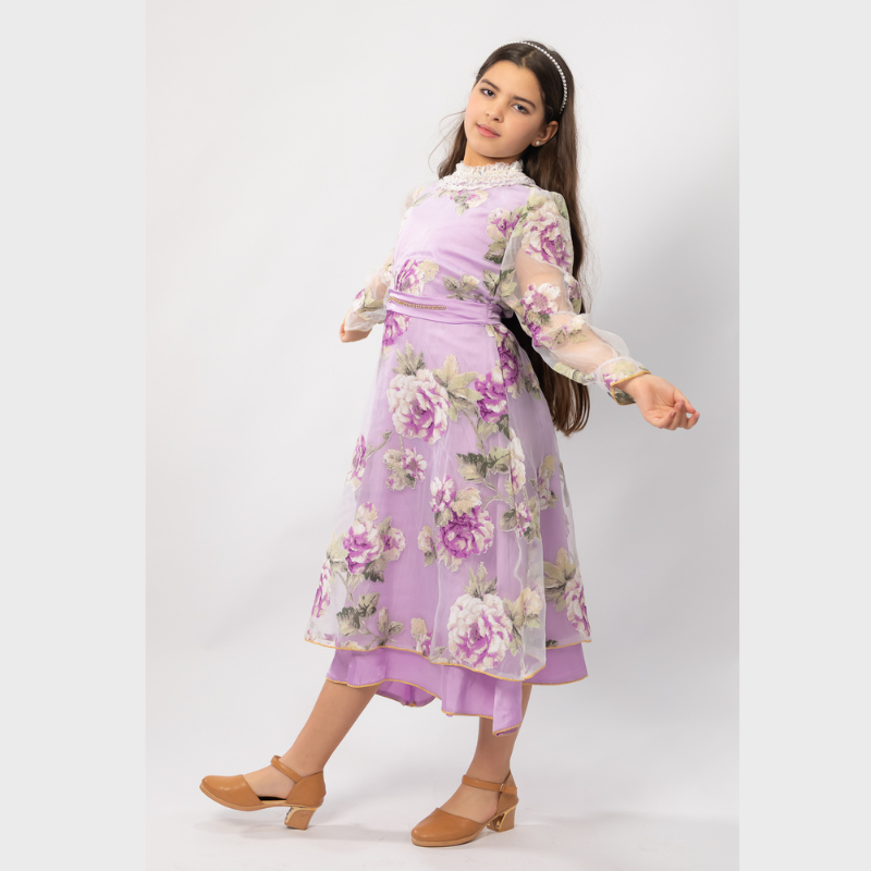 إطلالة ربيعية بنقشة الأزهار