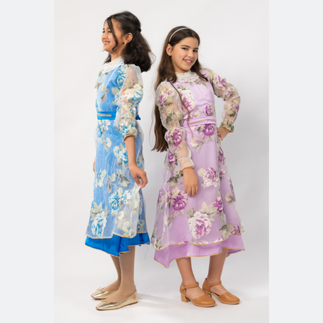 إطلالة ربيعية بنقشة الأزهار