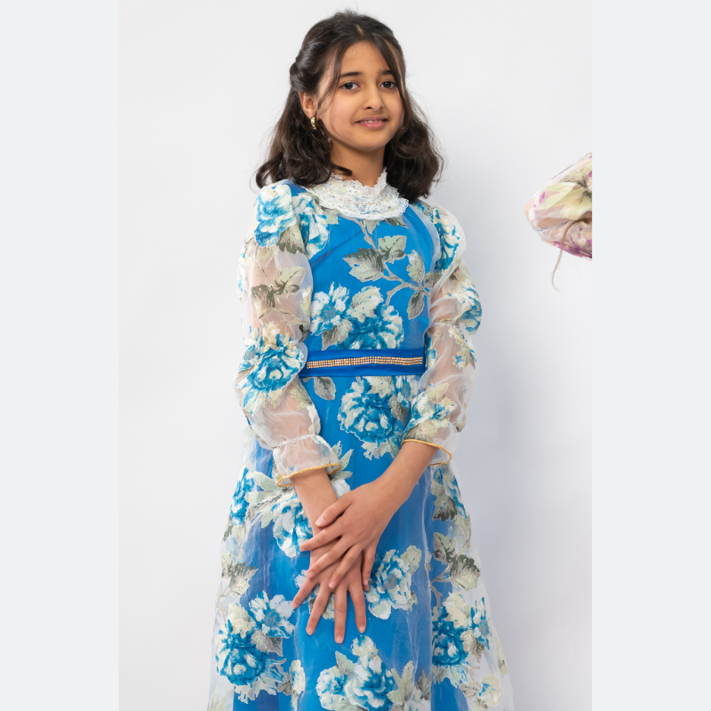 إطلالة ربيعية بنقشة الأزهار