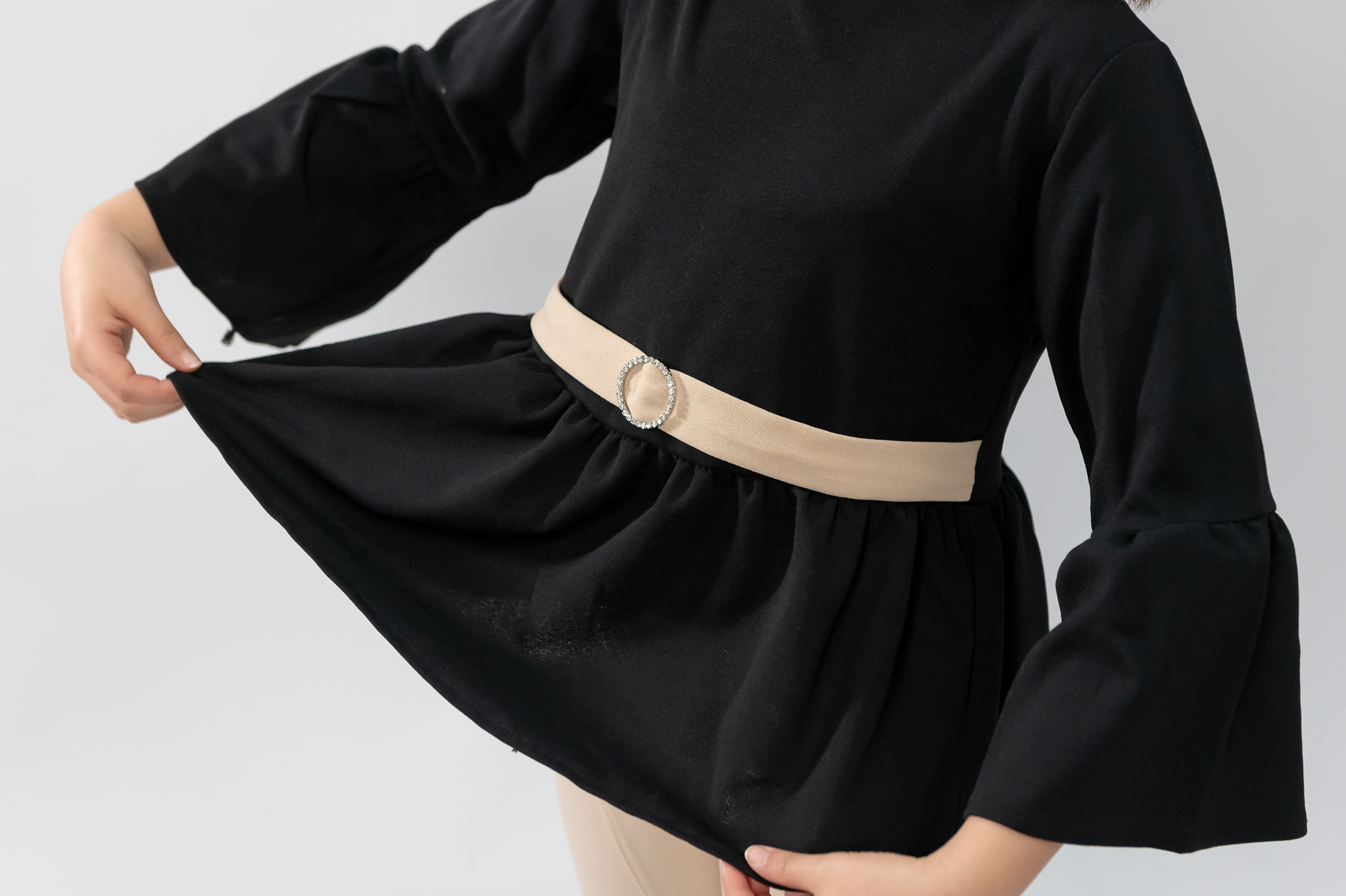 طقم عصري للبنات بلمسة كلاسيكية (SCUBA)