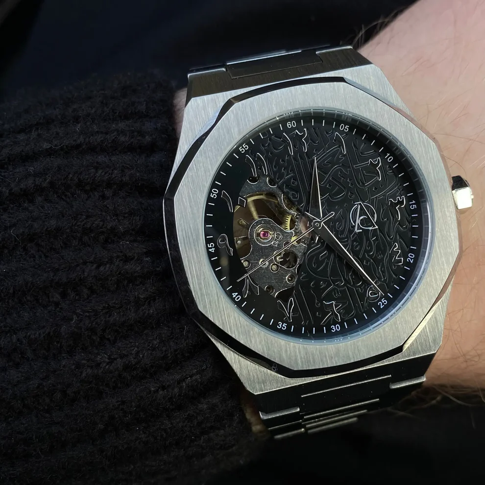 ساعة فاخرة بتصميم عربي أصيل