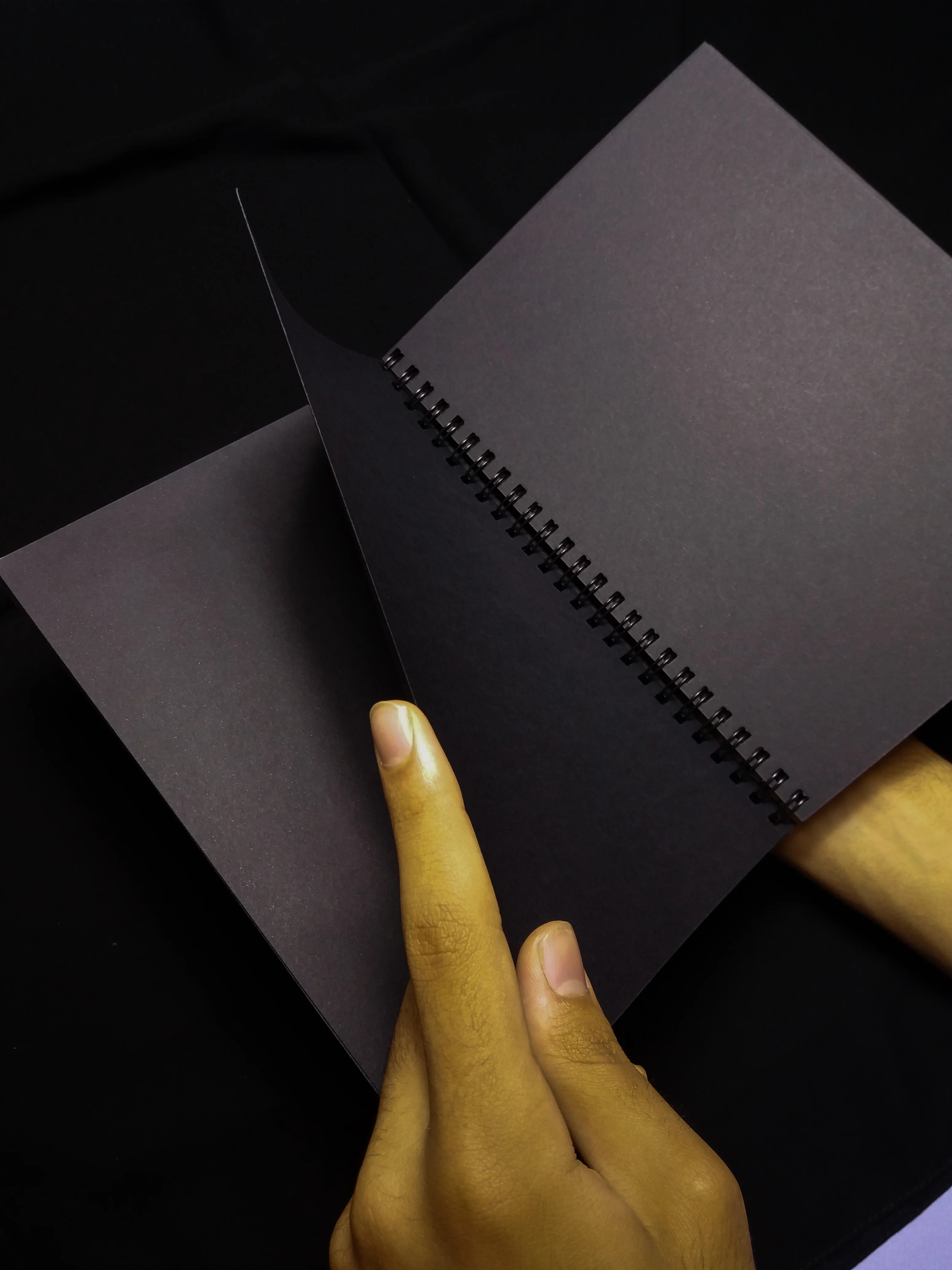 Notebook noir premium A5 – Carnet noir avec 50 pages noires pour écrire autrement