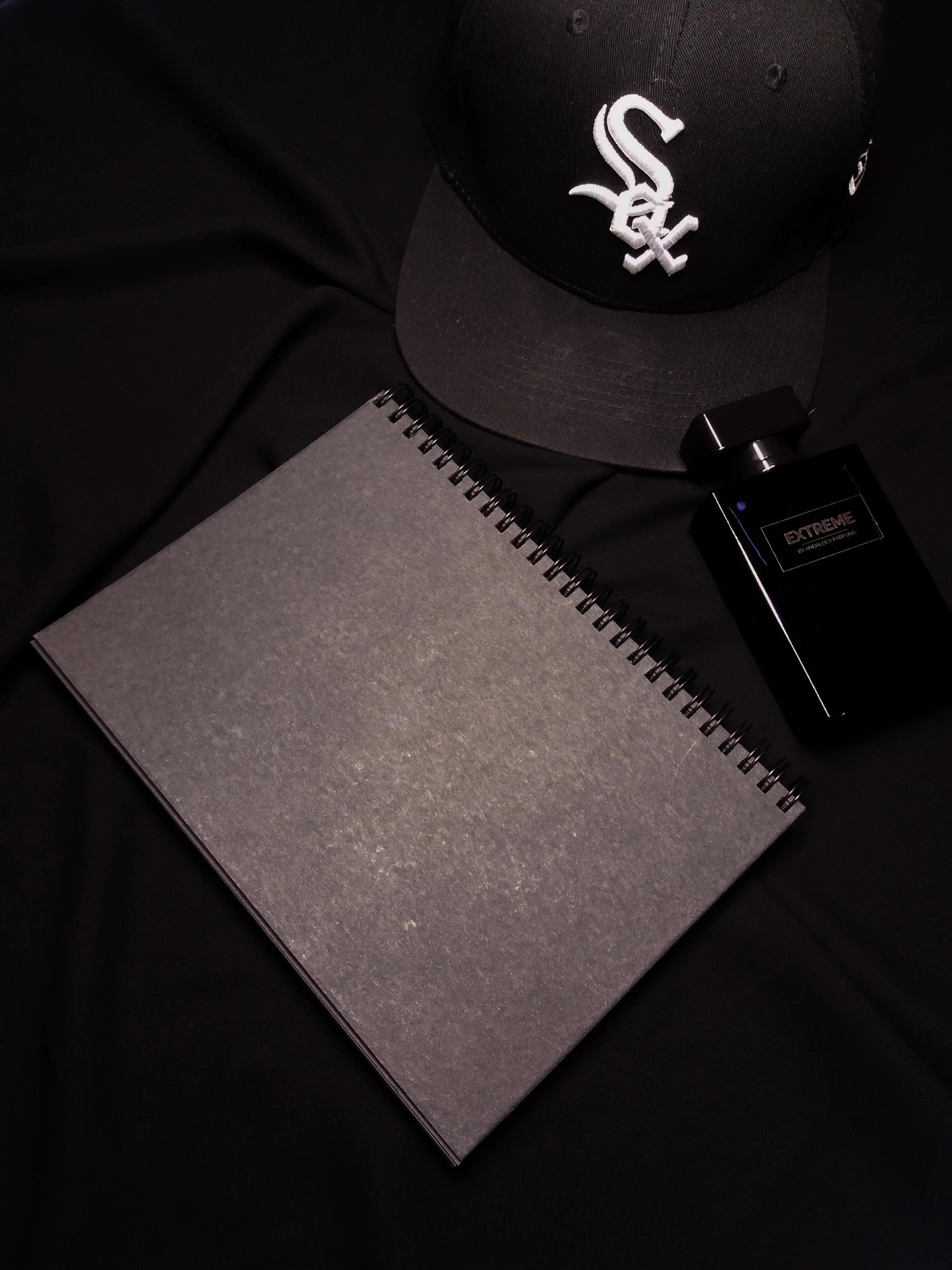 Notebook noir premium A5 – Carnet noir avec 50 pages noires pour écrire autrement