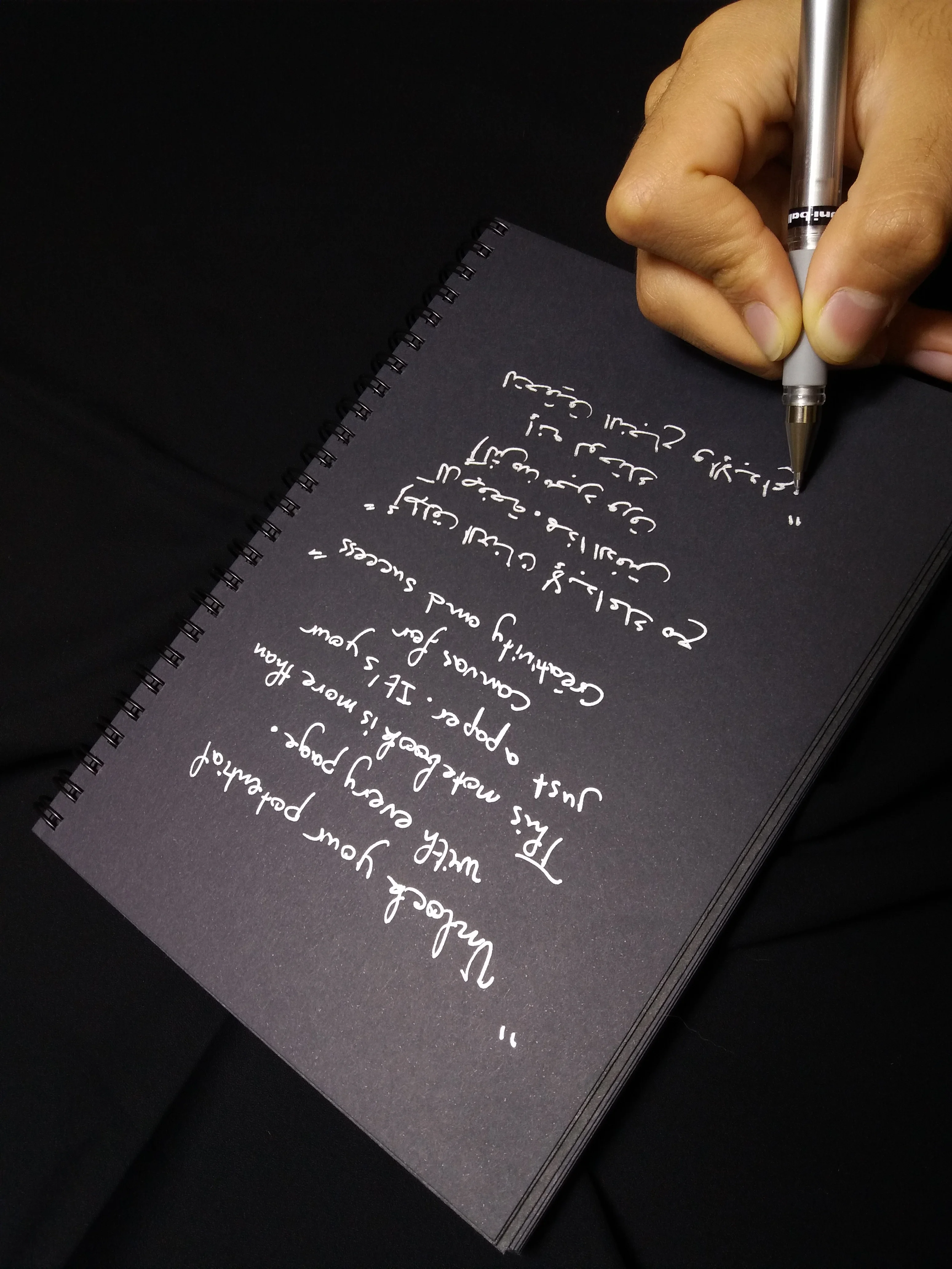 Notebook noir premium A5 – Carnet noir avec 50 pages noires pour écrire autrement