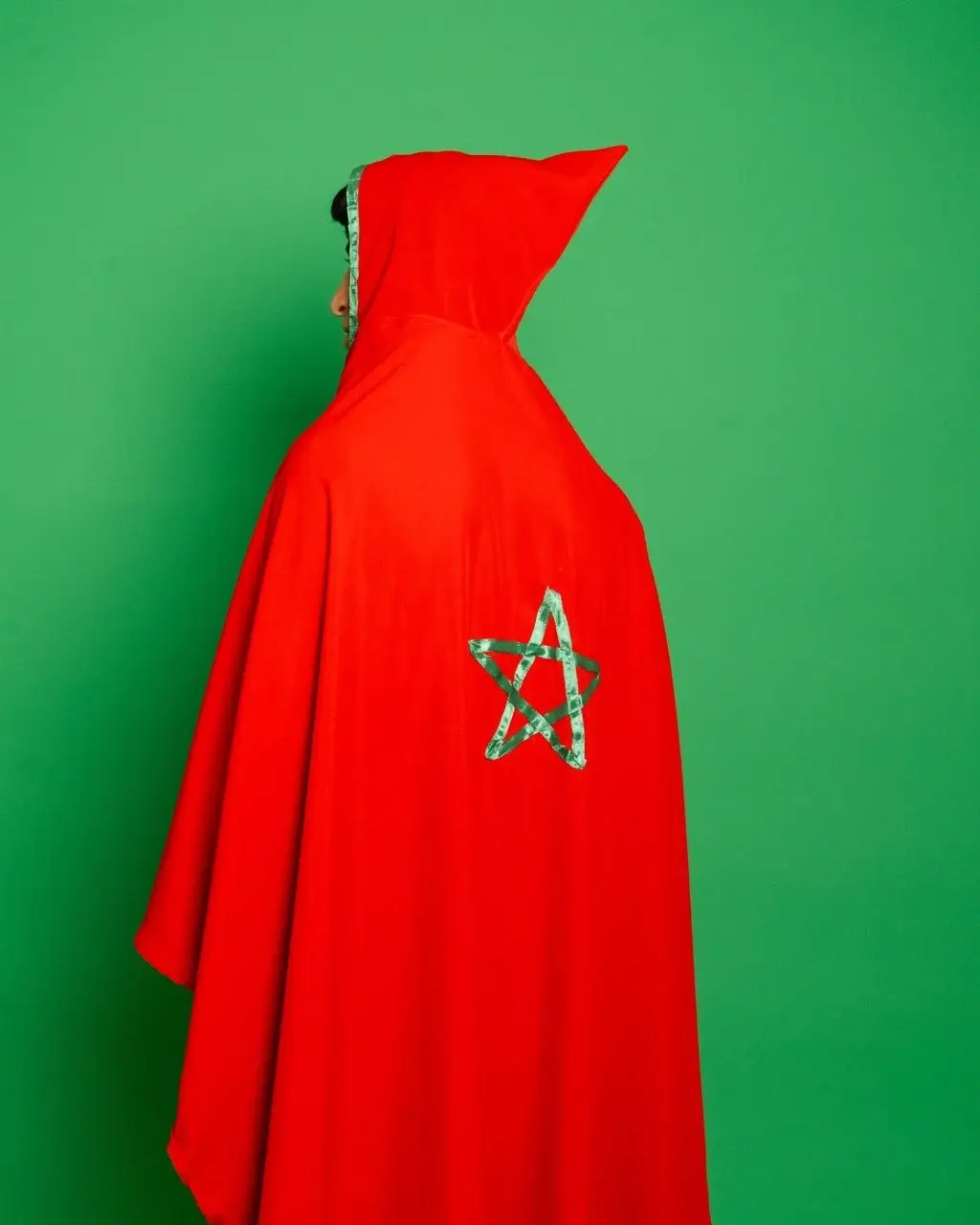 "سلهام صغير مغربي تقليدي بخياطة عصرية – يجمع بين الأصالة والفخامة."