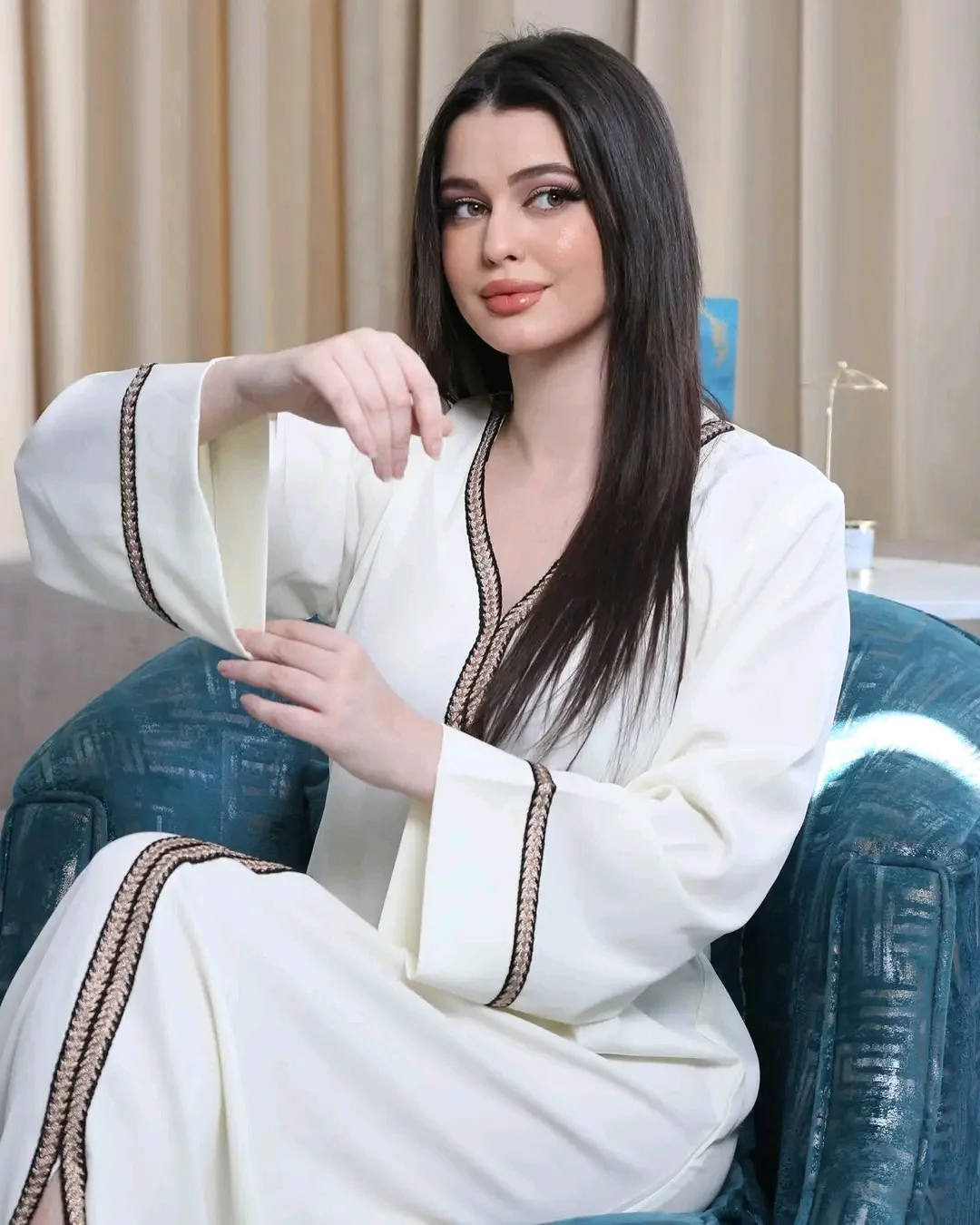 جلابة عصرية بيضاء