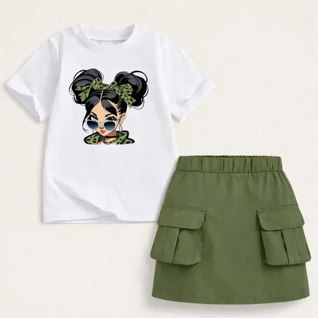 T-shirt à col rond à manches courtes avec graphique doux et simple, assorti à une jupe cargo