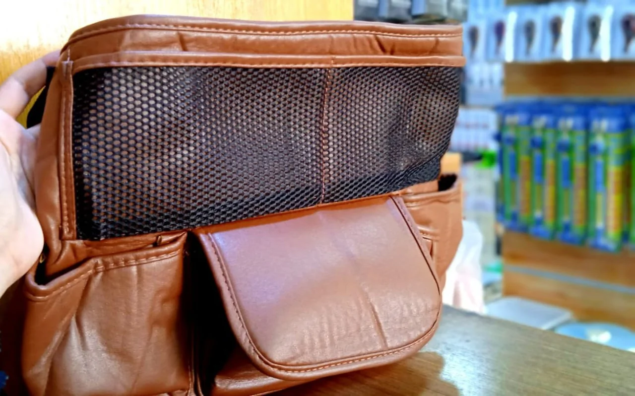 محفظة بتصميم أنيق وعصري يضيف لمسة من الأناقة إلى داخل سيارتك