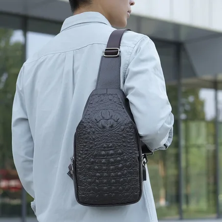 حقيبة صدر جلد رجالية أنيقة – خفيفة، عملية وآمنة لكل استعمال يومي