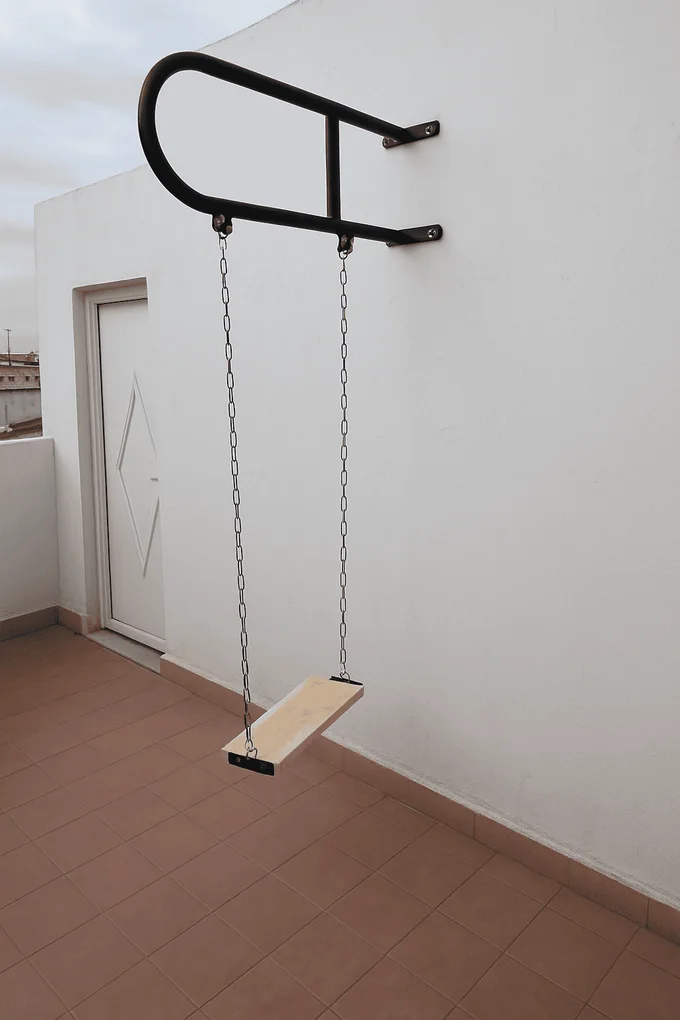 أرجوحة حائطية مخصصة للأطفال