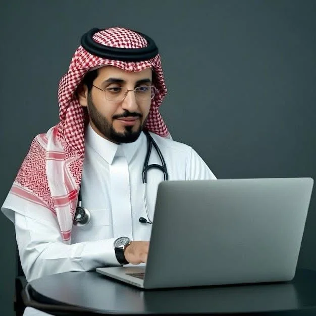 رجل يستخدم الحاسوب