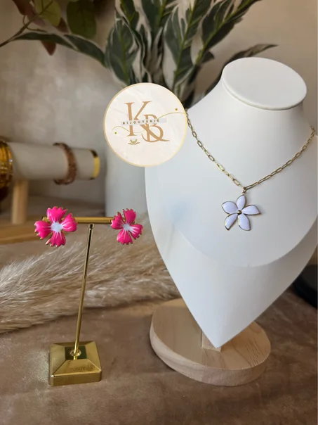 الزهرة البيضاء