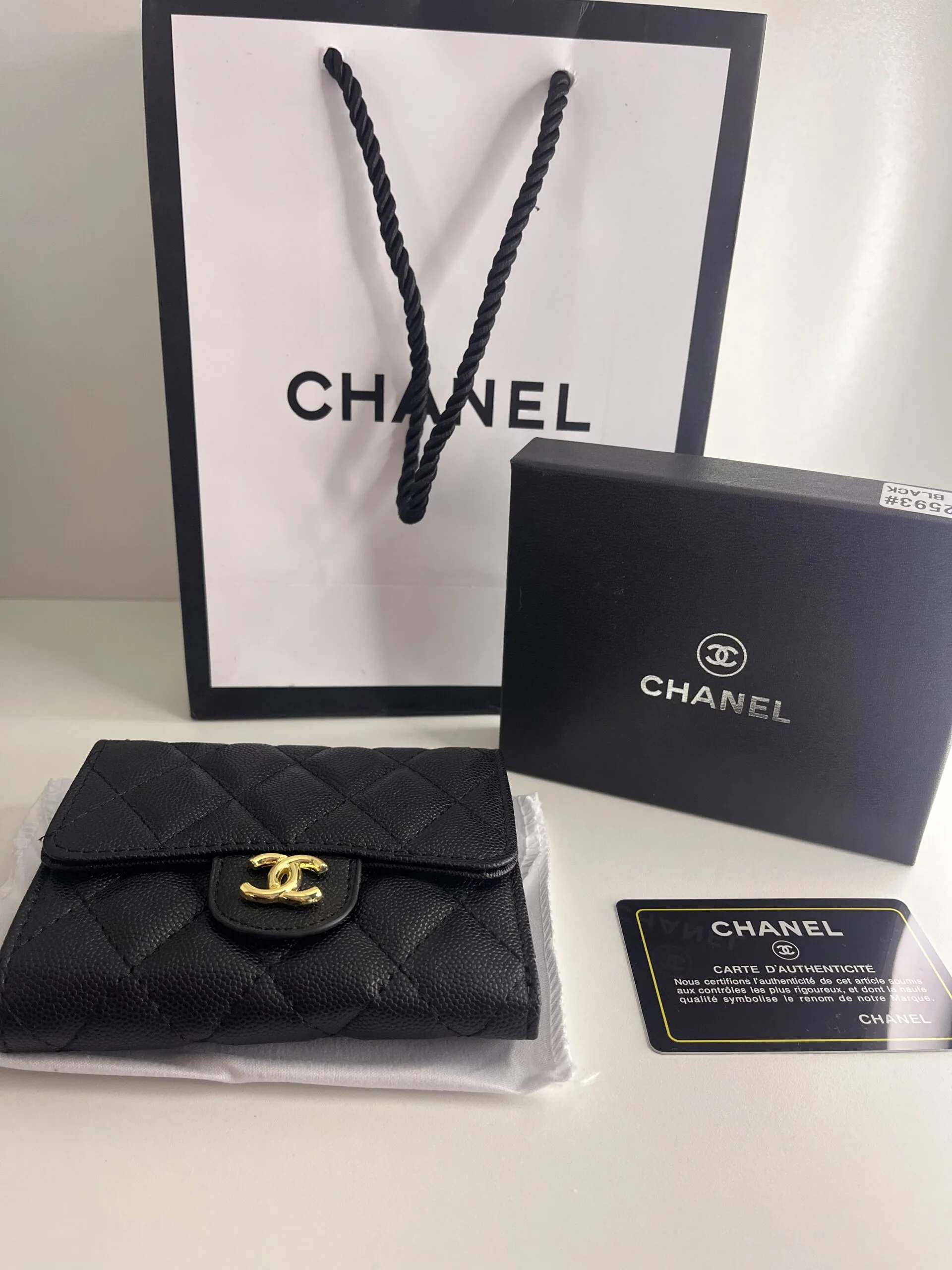 Mini Portefeuille Chanel Noir – Cuir matelassé & Logo doré
