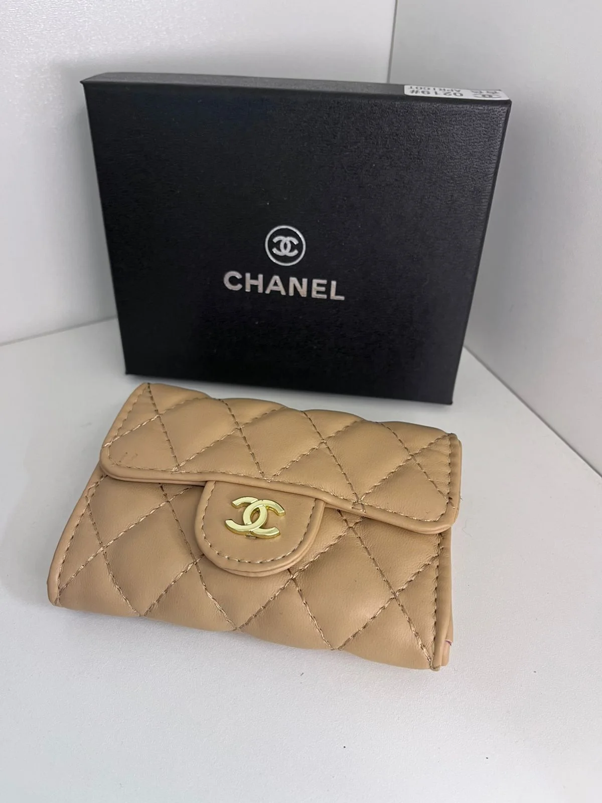 Mini Portefeuille Chanel Beige – Cuir matelassé & Logo doré