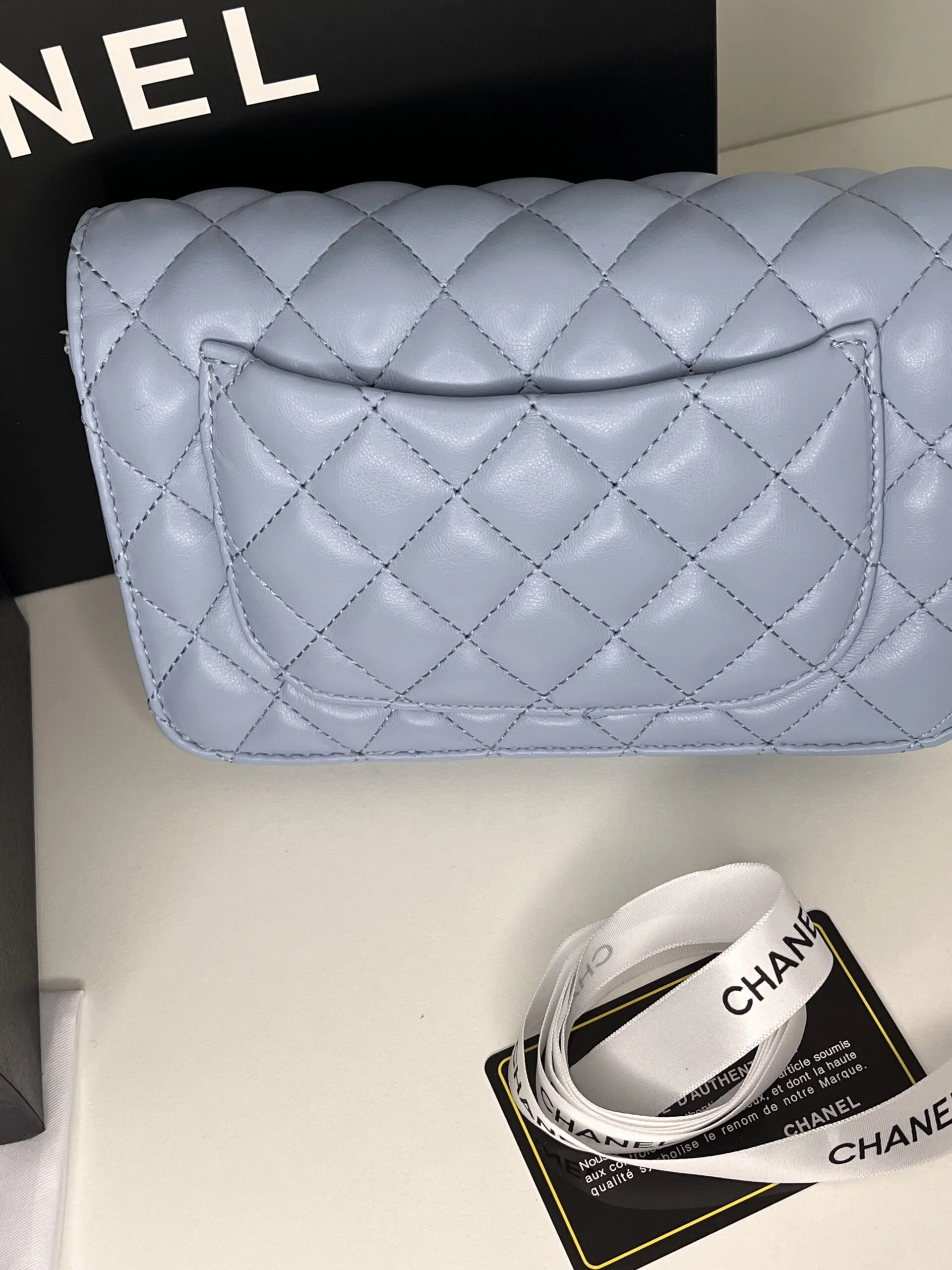 Chanel Classic Flap – Cuir Matelassé Bleu Ciel
