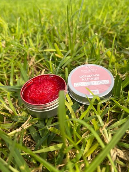 مقشر الشفاه بجوز الهند والورد 50 غرام